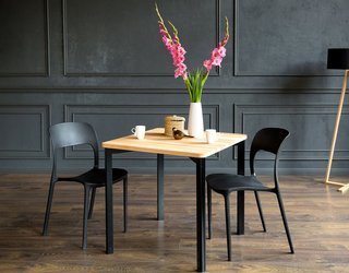 TRIVENTI Table de salle à manger en frêne 80x80cm - Pieds ronds noirs